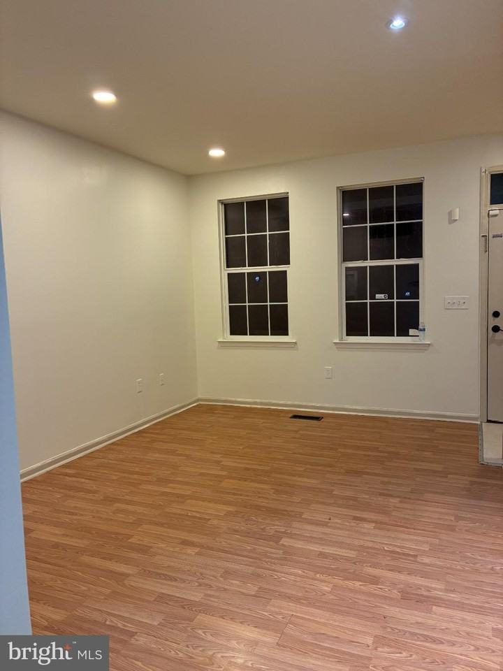 46 Reading Ave - Photo 2 of 23