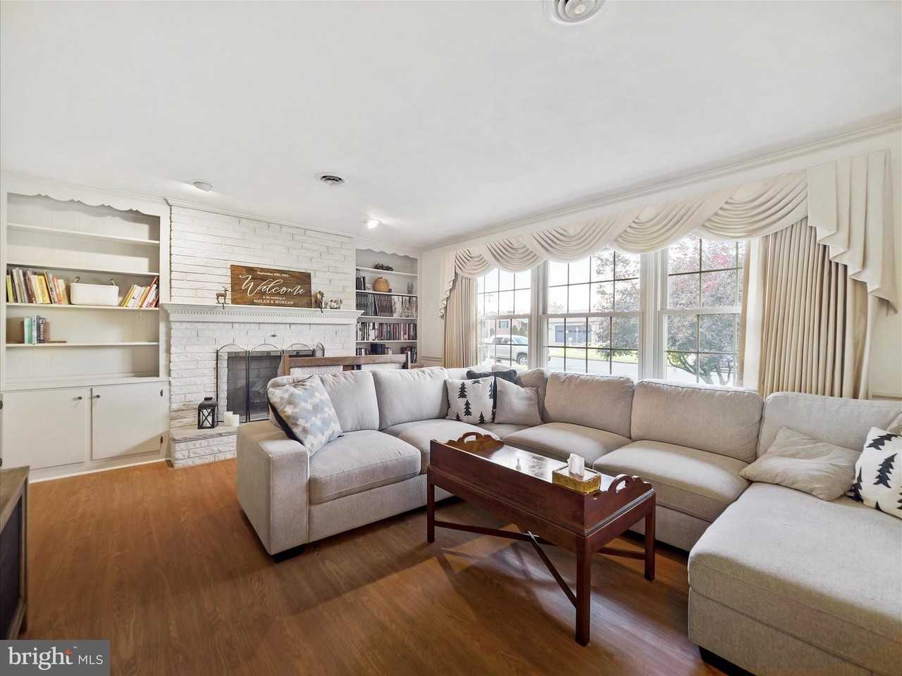 560 Meadowview Cir - Photo 3 of 34