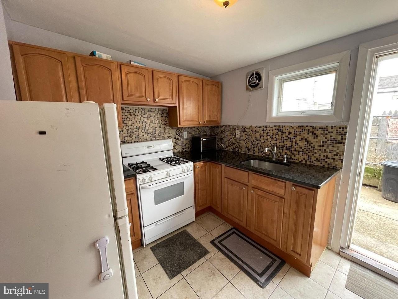 2509 E Monmouth St - Photo 4 of 28