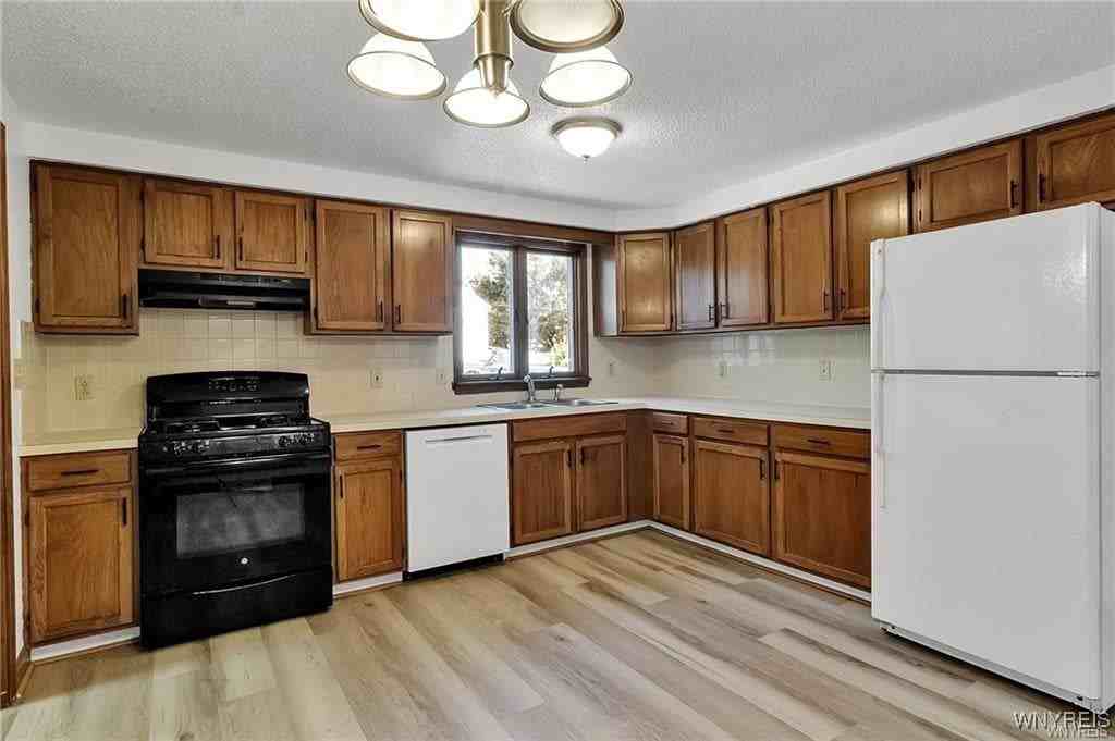 276 Tennyson Ter - Photo 4 of 27