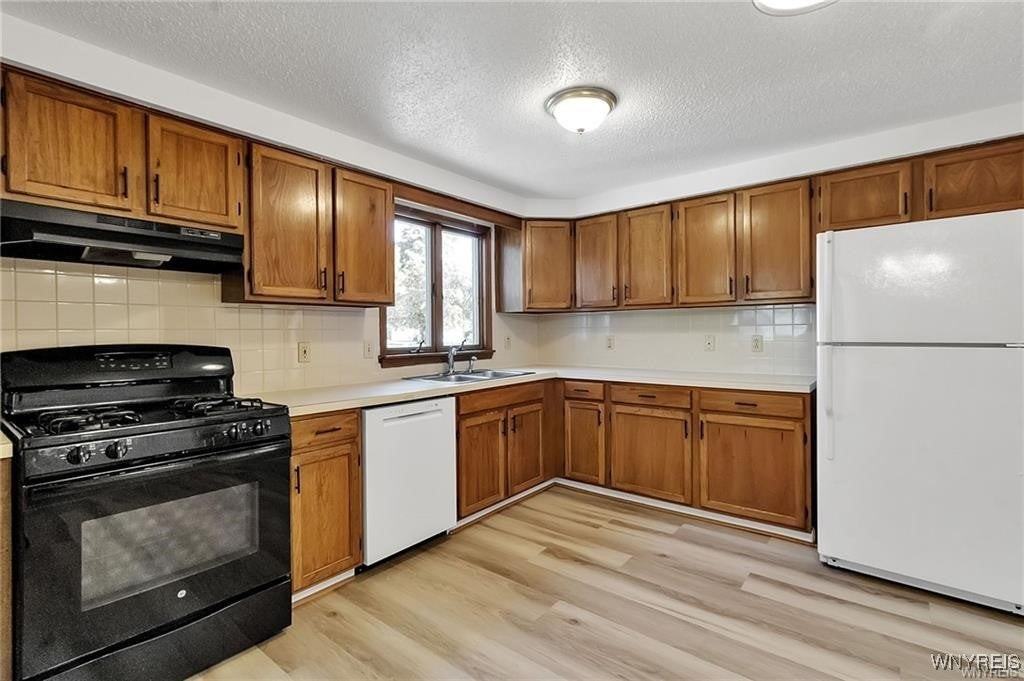 276 Tennyson Ter - Photo 5 of 27