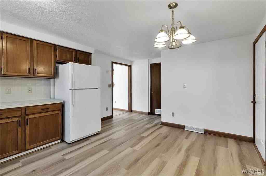 276 Tennyson Ter - Photo 6 of 27