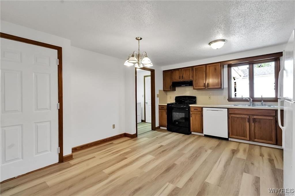 276 Tennyson Ter - Photo 7 of 27