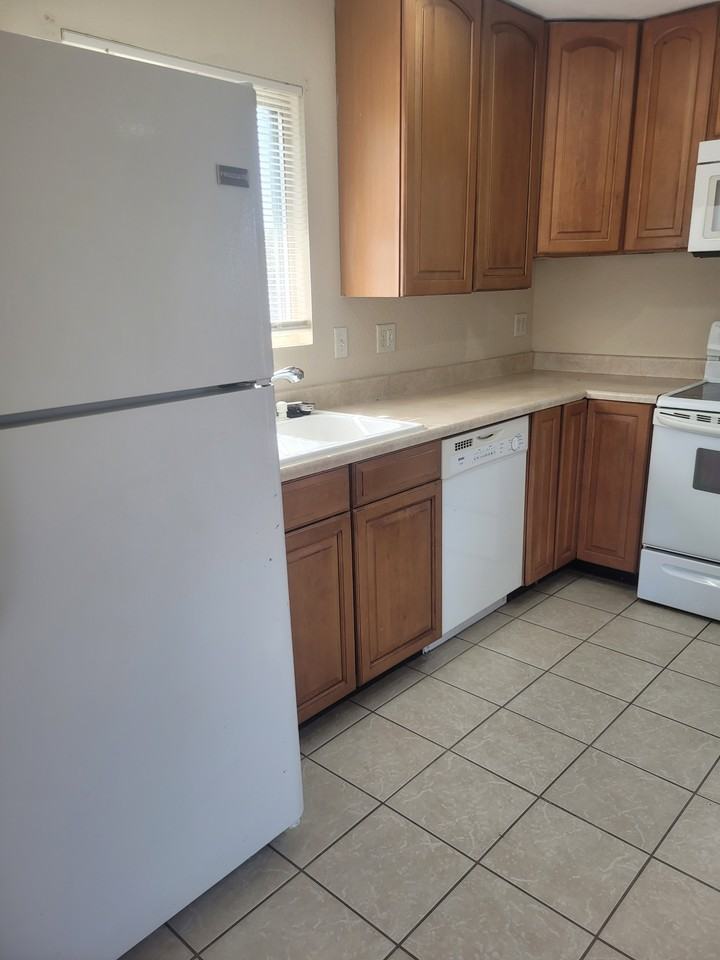 301 N Greenbriar Rd Apt 3 #3 - Photo 4 of 19