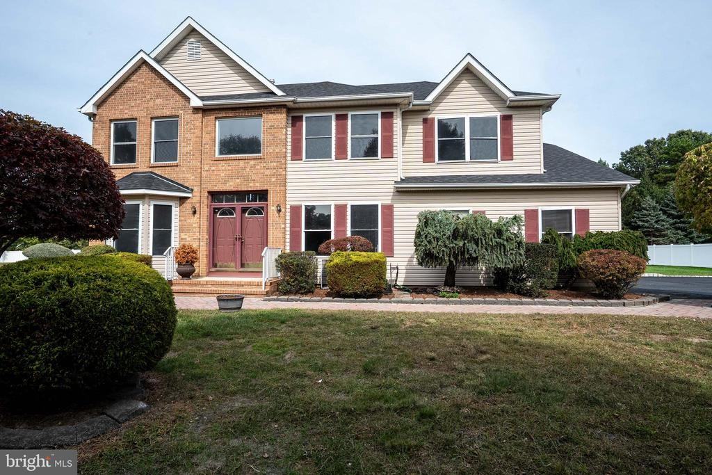 27 Samantha Dr - Photo 2 of 50