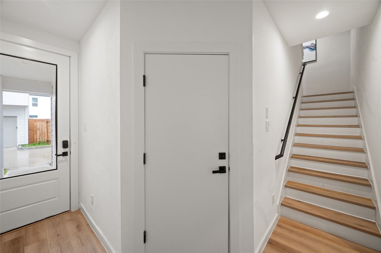 6742 Peerless St #B - Photo 5 of 30