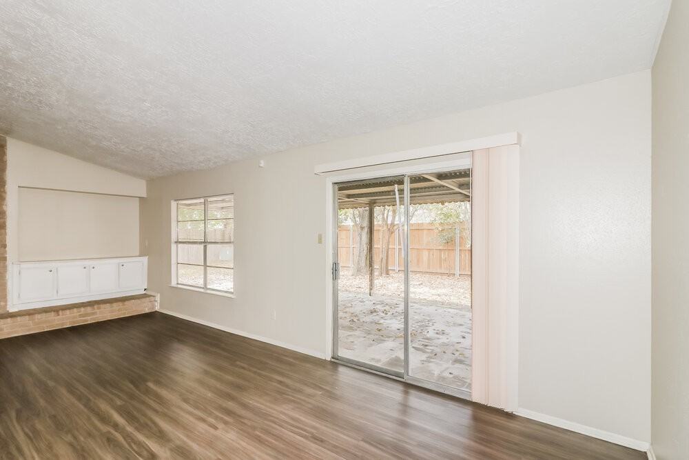 8419 Old Meadow Ln - Photo 5 of 16