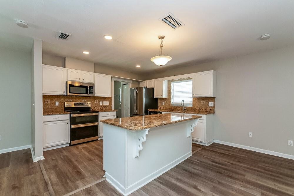 3910 Briarlake Dr - Photo 6 of 16