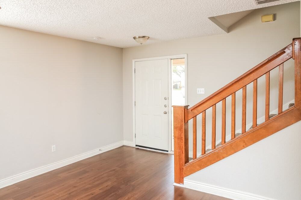 1521 Lincolnshire Way - Photo 4 of 17