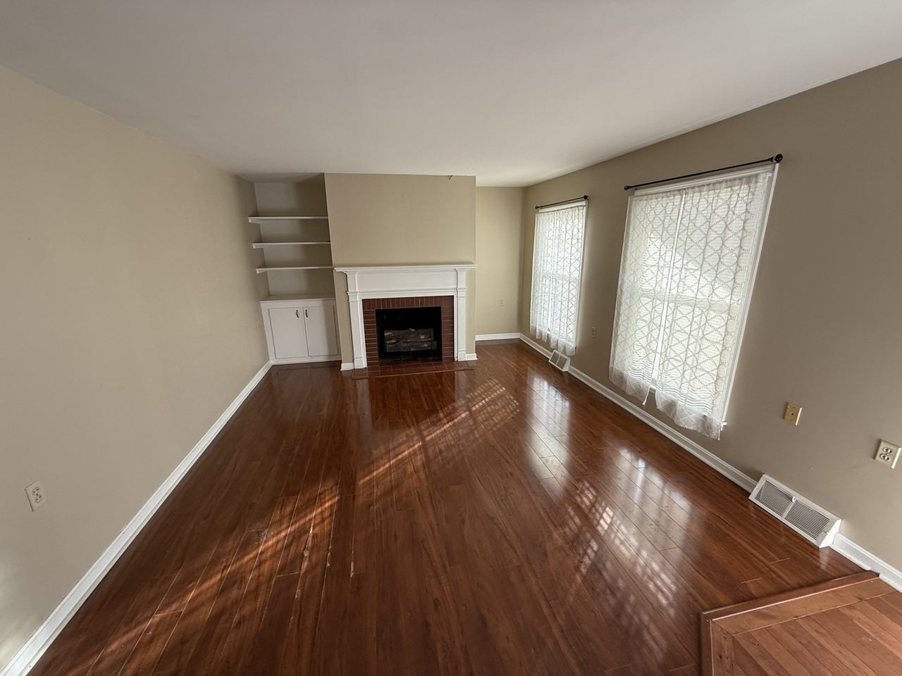 305 S Lincoln Blvd #1 - Photo 3 of 11