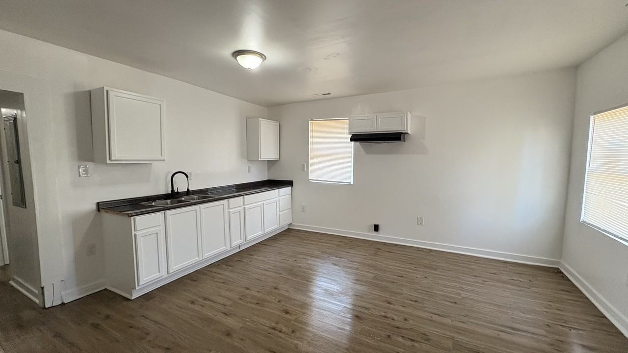 1310 Steiner Ave Sw #1 - Photo 3 of 11