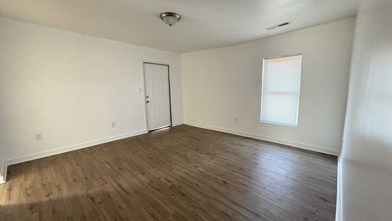 1310 Steiner Ave Sw #1 - Photo 4 of 11