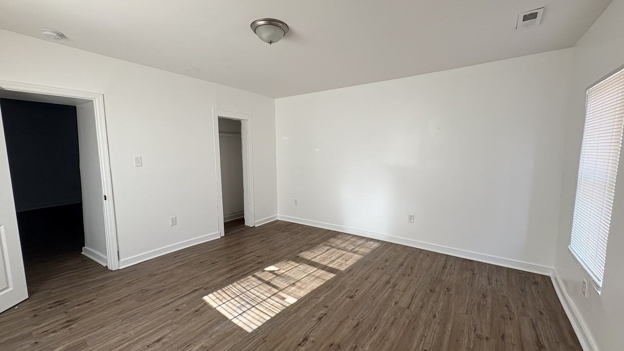 1310 Steiner Ave Sw #1 - Photo 5 of 11