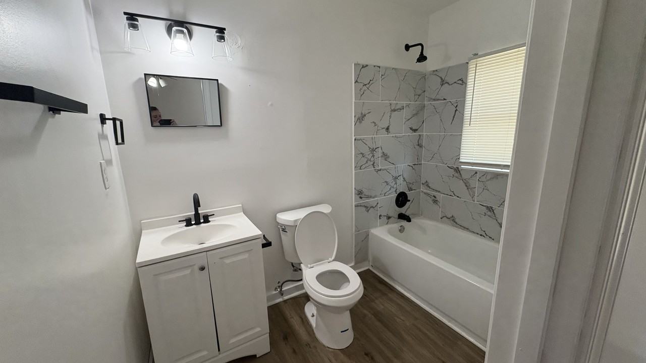 1310 Steiner Ave Sw #1 - Photo 7 of 11