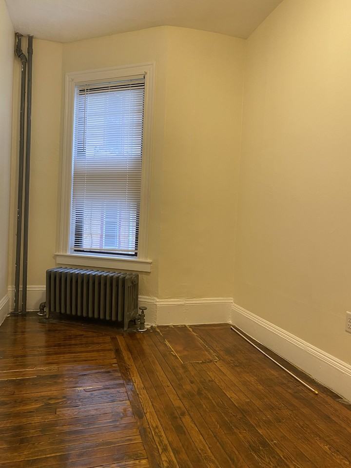 81 Ruthven St #1 - Photo 4 of 7