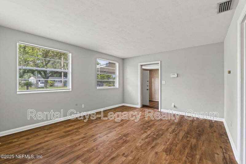 3827 Colebrooke Dr - Photo 4 of 21