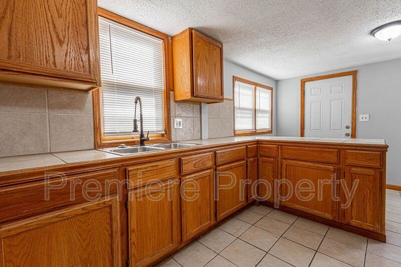 2400 N 12th St - Photo 5 of 12