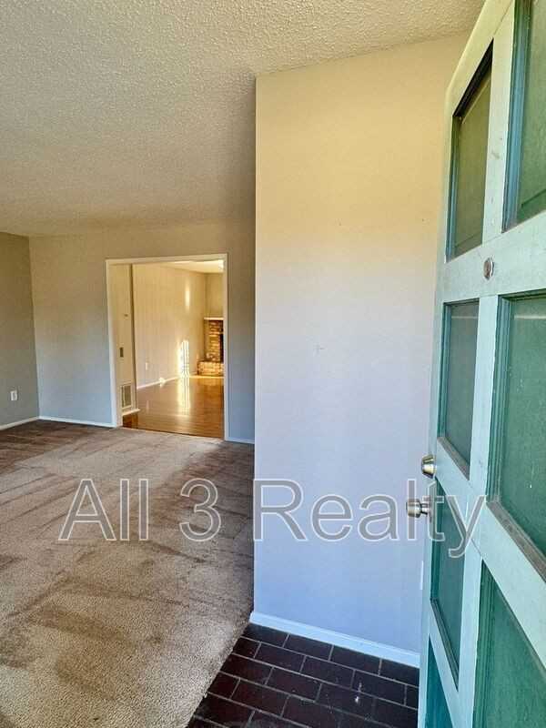 6204 Lycoming Rd - Photo 4 of 27