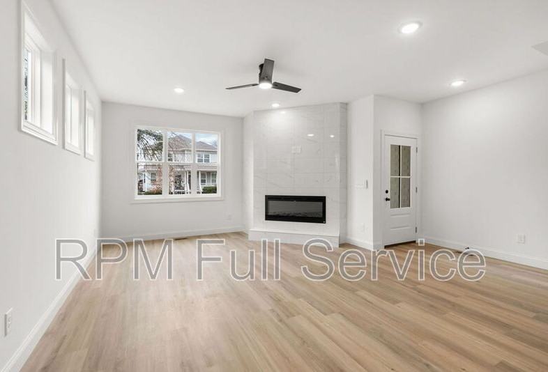 2109B 14th Ave N - Photo 5 of 49