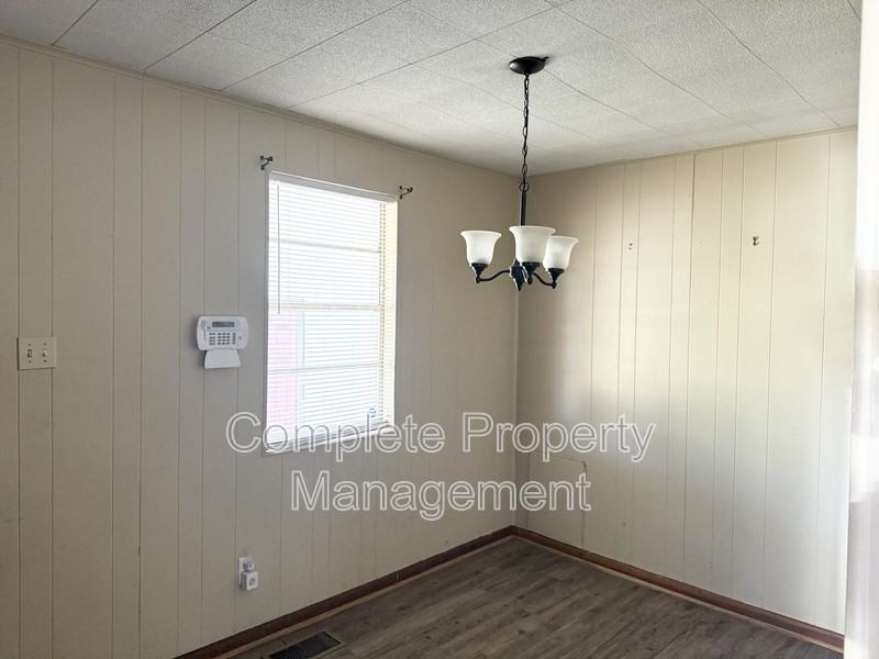 440 Oakmont St - Photo 4 of 10