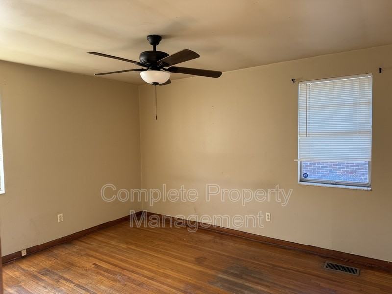 440 Oakmont St - Photo 5 of 10