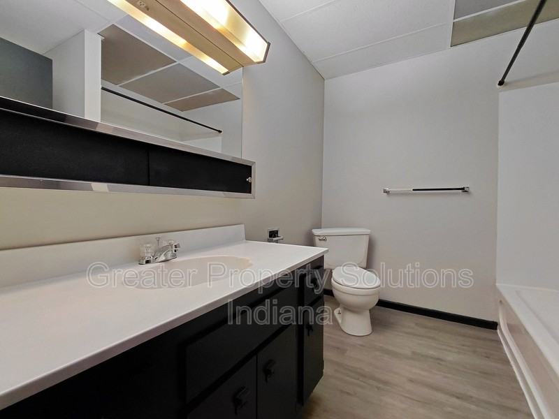 416 E Commercial Ave4 - Photo 3 of 4