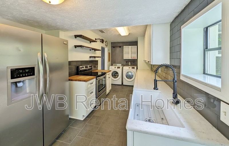 1136 Mckinley Ct - Photo 3 of 10