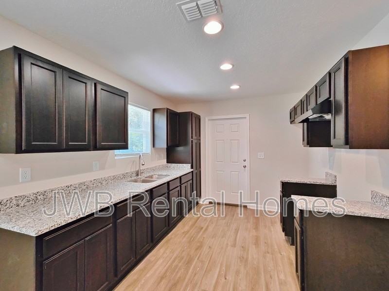 422 Smith St - Photo 3 of 8