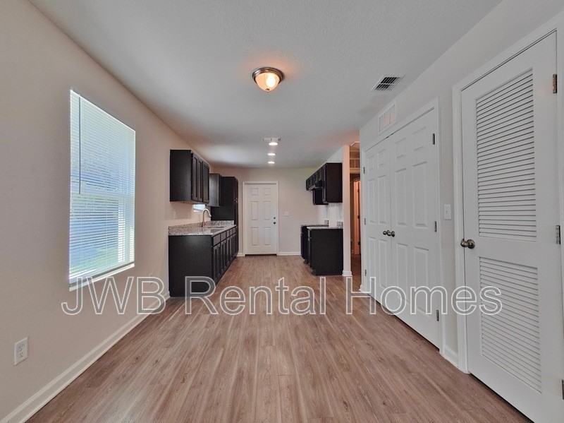 422 Smith St - Photo 4 of 8