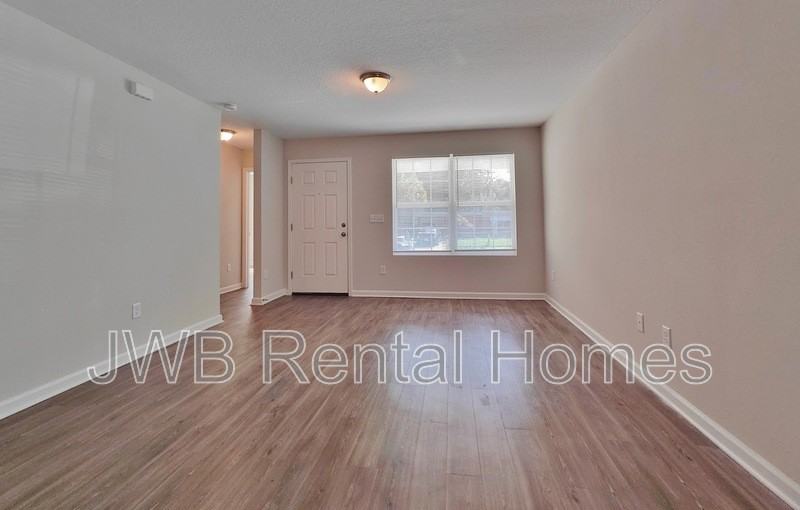 422 Smith St - Photo 5 of 8