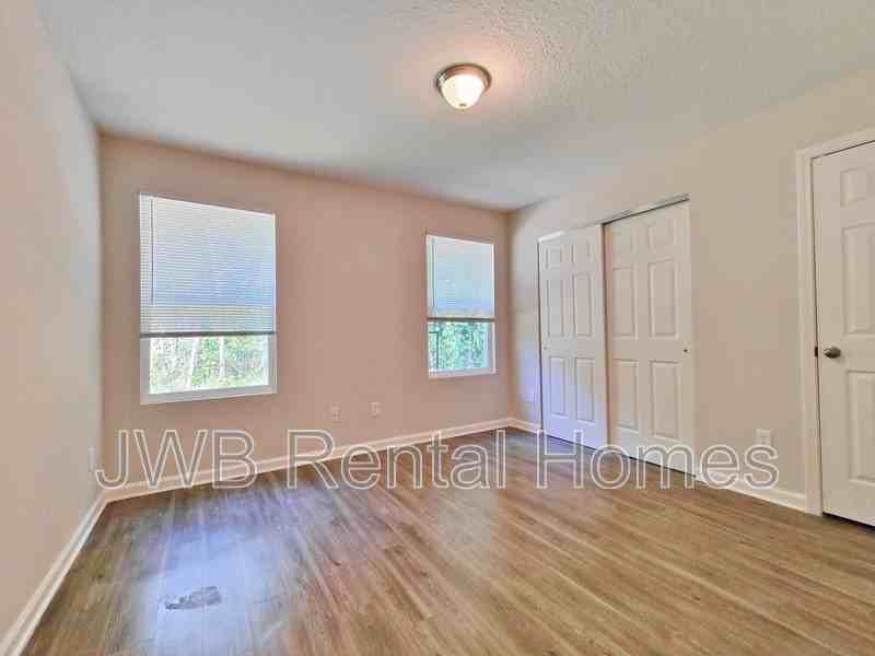 422 Smith St - Photo 6 of 8