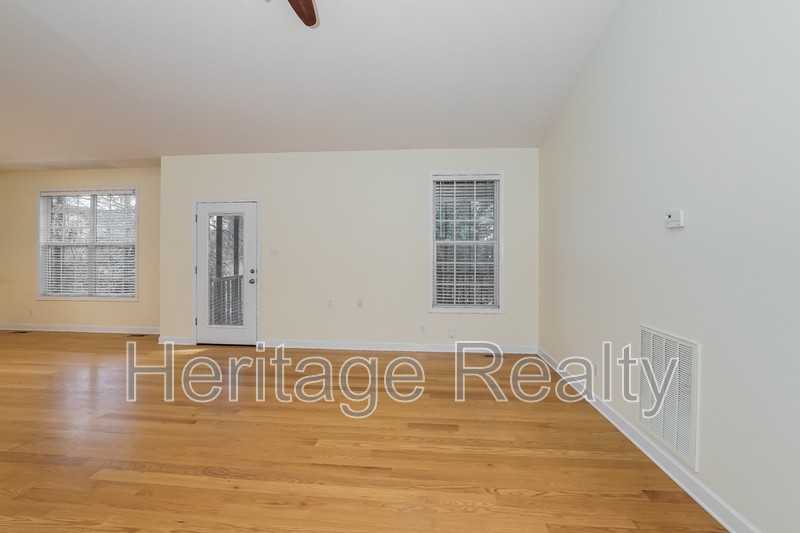 880 Glenfield Dr - Photo 3 of 33