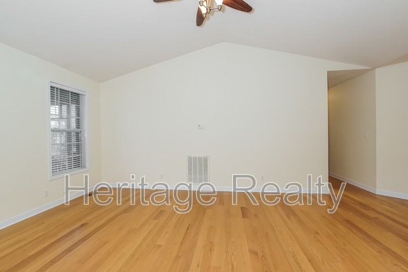 880 Glenfield Dr - Photo 4 of 33