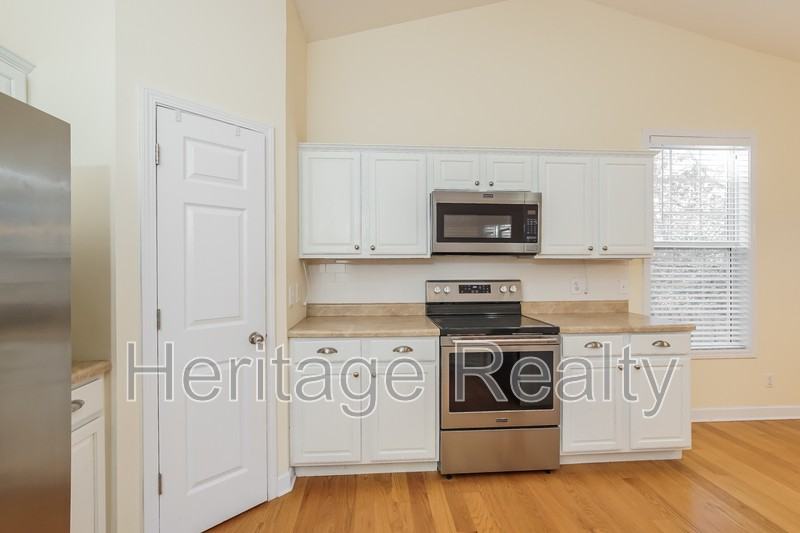 880 Glenfield Dr - Photo 5 of 33