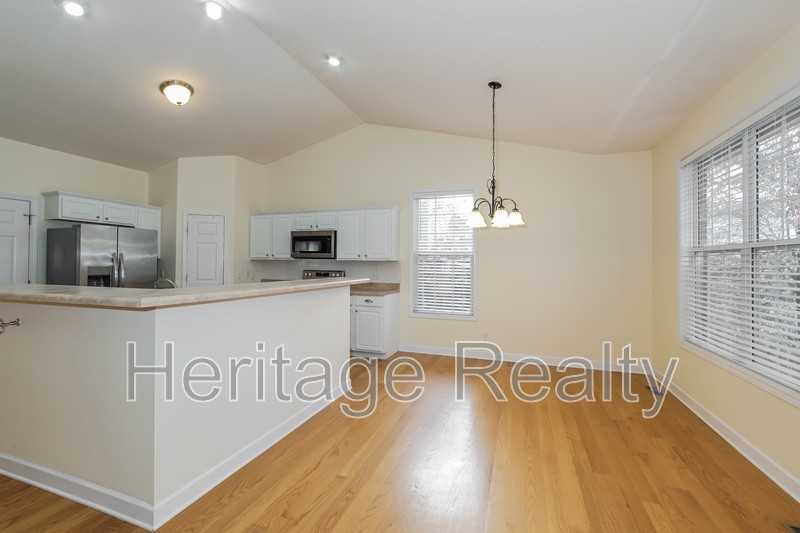 880 Glenfield Dr - Photo 6 of 33