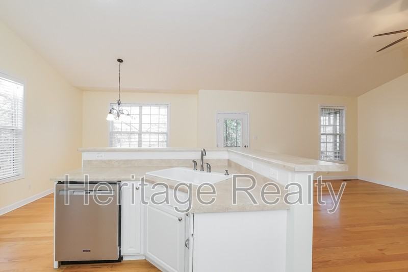 880 Glenfield Dr - Photo 7 of 33