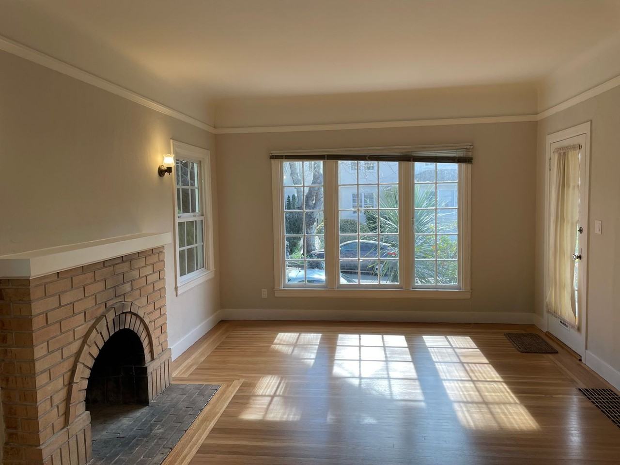 2423 Virginia St - Photo 2 of 9