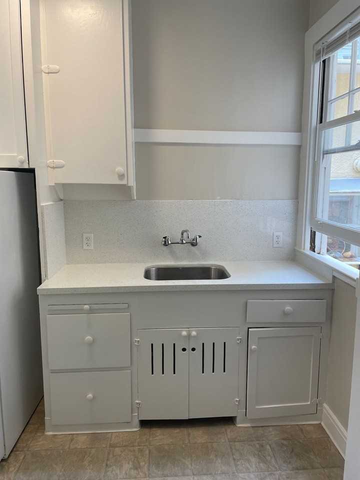 2423 Virginia St - Photo 5 of 9