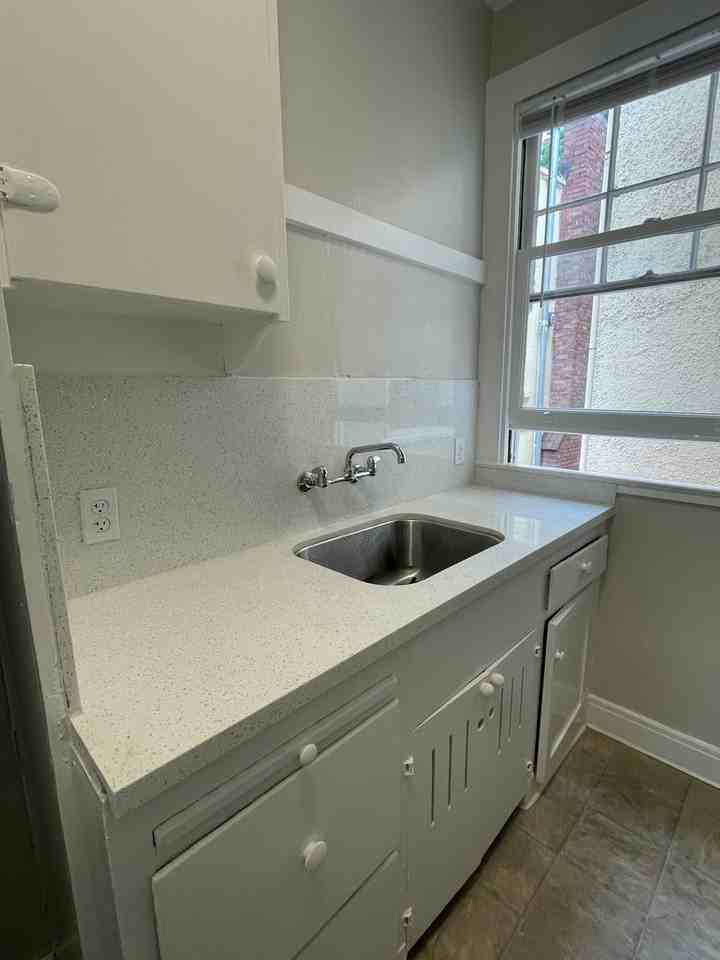 2423 Virginia St - Photo 6 of 9