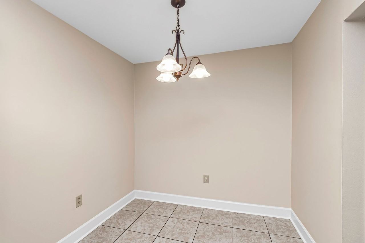 1066 Manson Dr - Photo 4 of 10