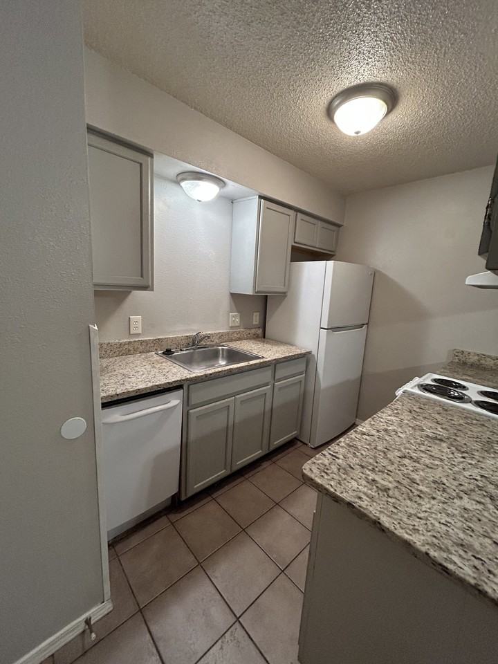 203 South Baggett Street - Photo 4 of 7