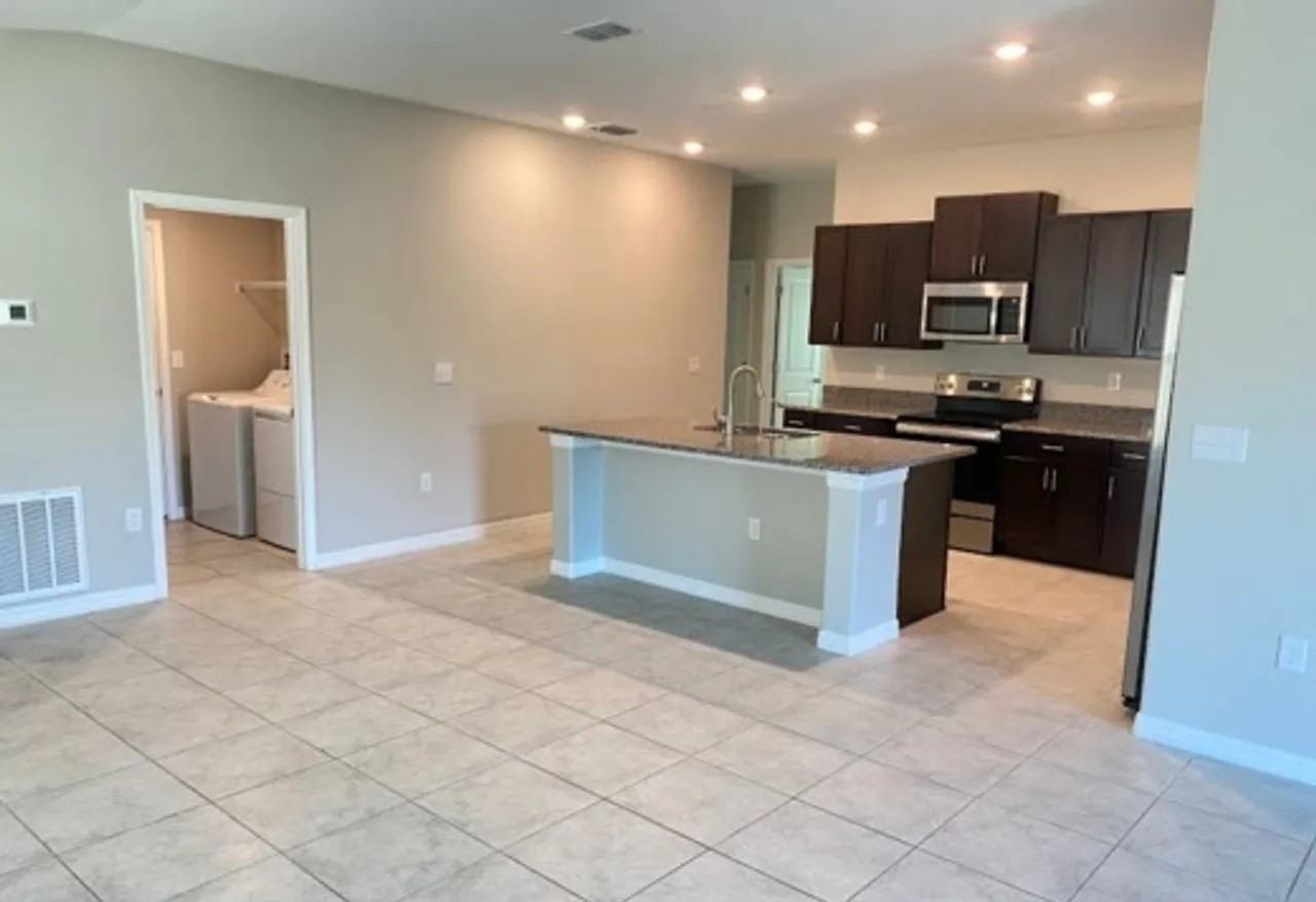 16628 Delia St - Photo 4 of 20