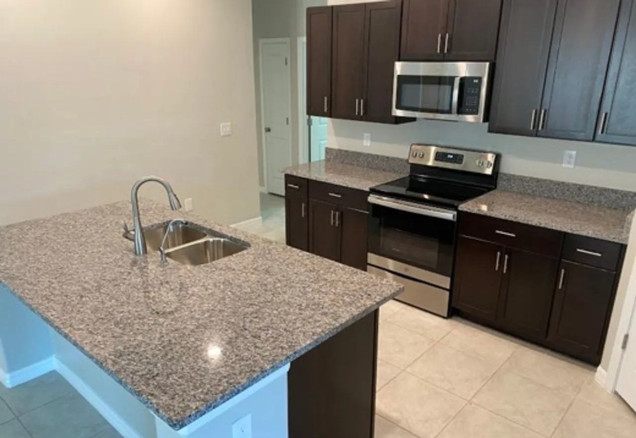 16628 Delia St - Photo 5 of 20