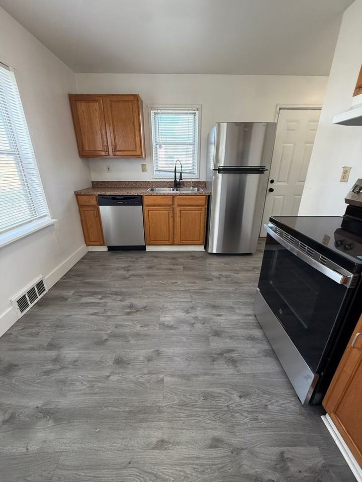 9523 Charlotte St - Photo 7 of 7