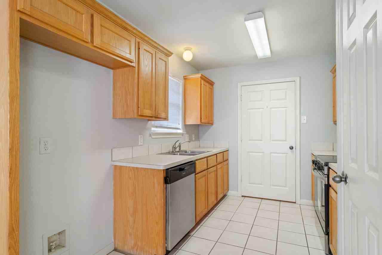 10316 Hyacinth Ln #B - Photo 4 of 25
