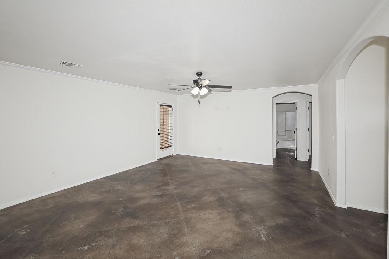 4511 Pine St - Photo 4 of 28