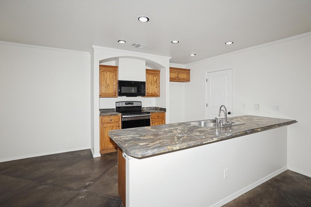 4511 Pine St - Photo 5 of 28