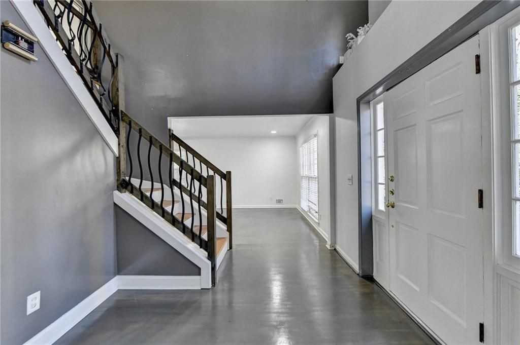 525 Abernathy Rd - Photo 4 of 49