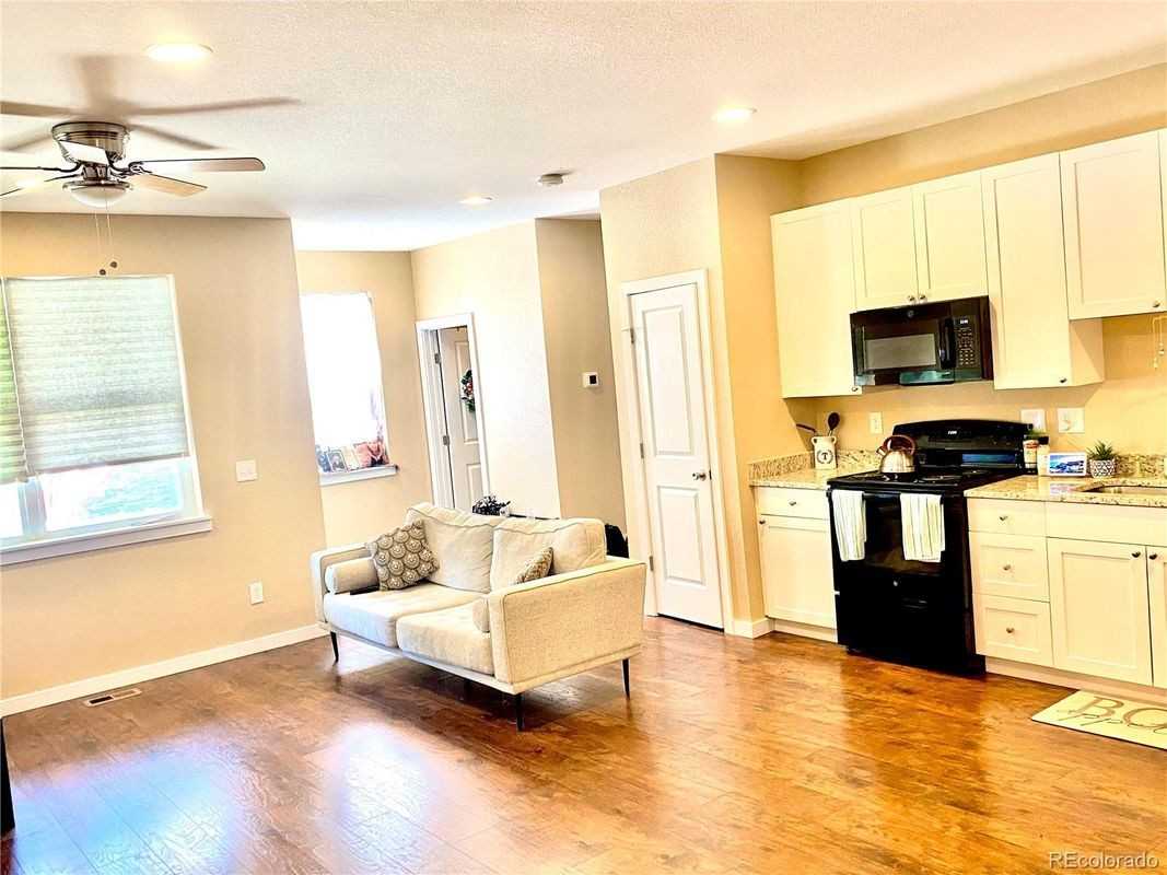 283 S 4th Ct - Photo 2 of 10