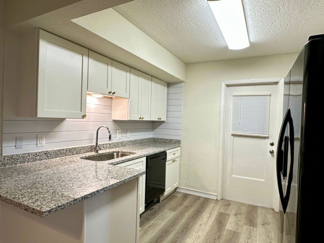 413 Krueger St - Photo 4 of 13